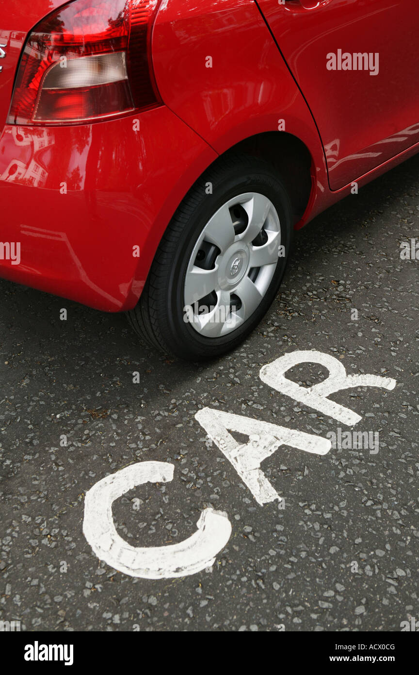 Club rouge une voiture garée dans une rue de Londres Banque D'Images