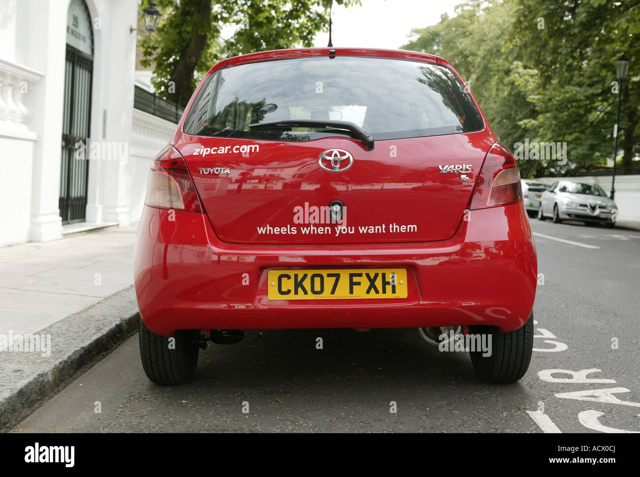 Club rouge une voiture garée dans une rue de Londres Banque D'Images