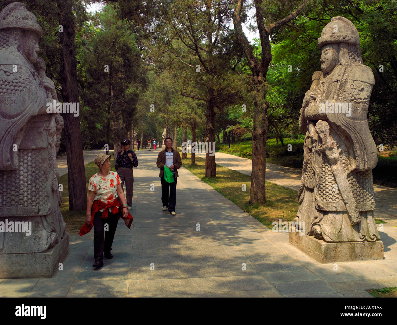 Statues montent la garde sur le chemin de la tombe Xiaoling dans la zone panoramique de Ming Xiaoling, Nanjing, Chine Banque D'Images