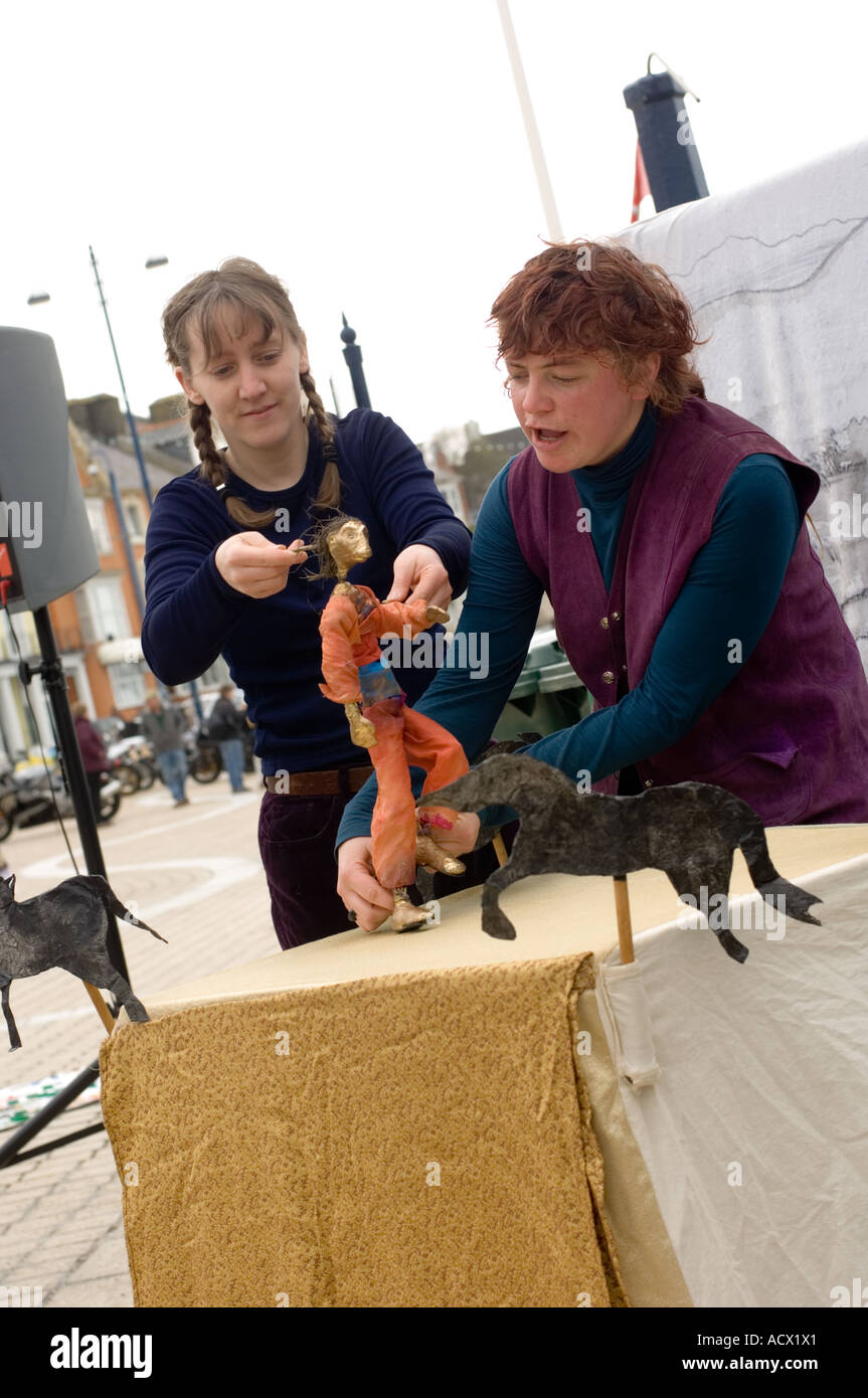 Aberystwyth, Ceredigion West Wales : Vagabondi smoby effectuer avec leurs enfants des marionnettes Banque D'Images