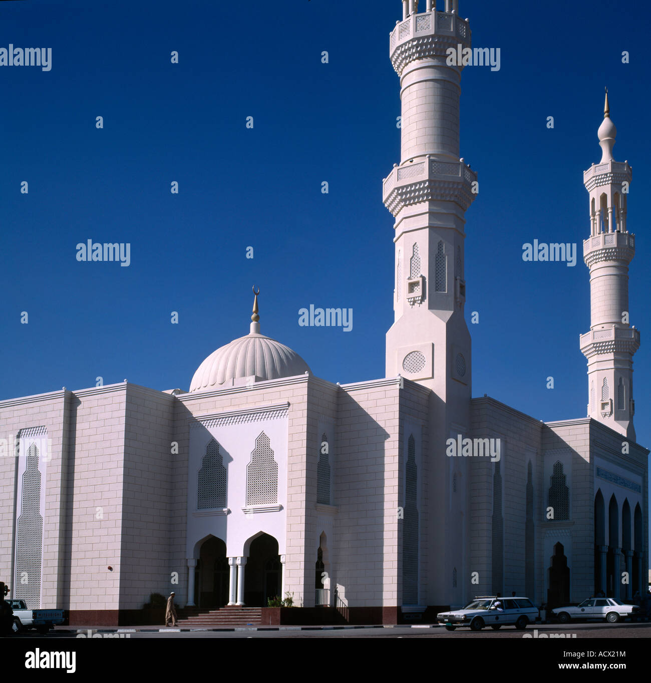 Sharjah UAE Musulman entrer dans la mosquée Al Dhaid Banque D'Images