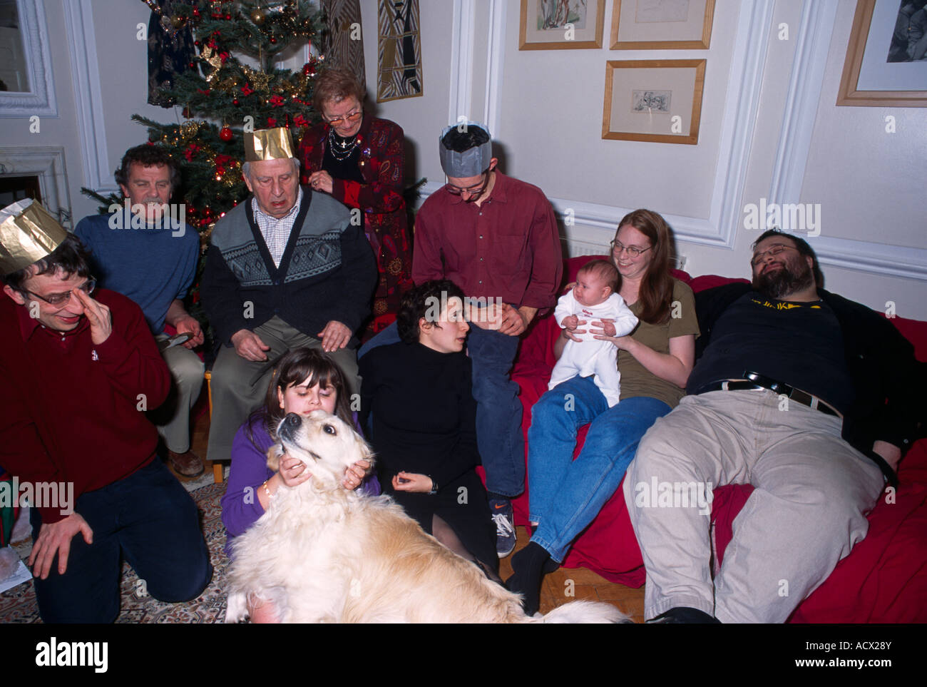 Grande famille à Noël avec Chien Banque D'Images