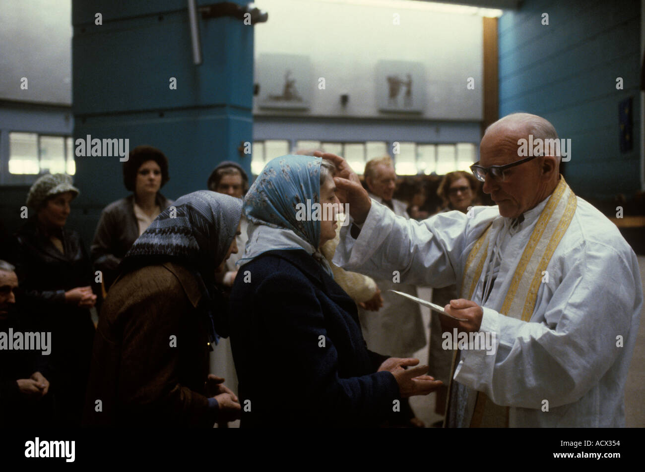 Service d'église catholique années 1970 Irlande Knock. Les femmes en congrégation reçoivent une bénédiction du prêtre Sainte Communion 1979 Eire HOMER SYKES Banque D'Images