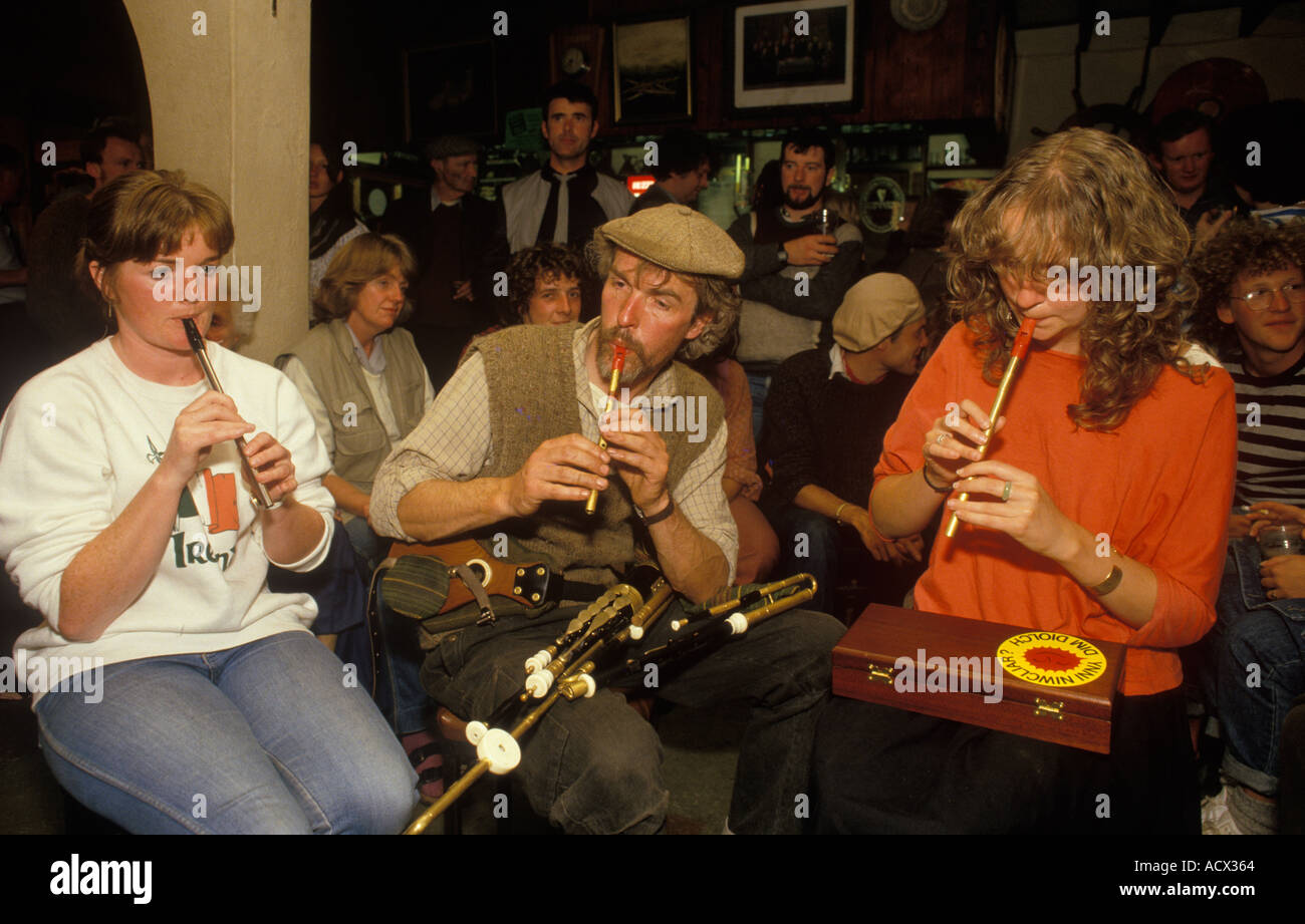 Musique folklorique traditionnelle irlandaise jouée dans un pub. Des musiciens jouent sur Penny Whistles. Ballyporeen, County Tipperary, Irlande années 1990 Eire Banque D'Images