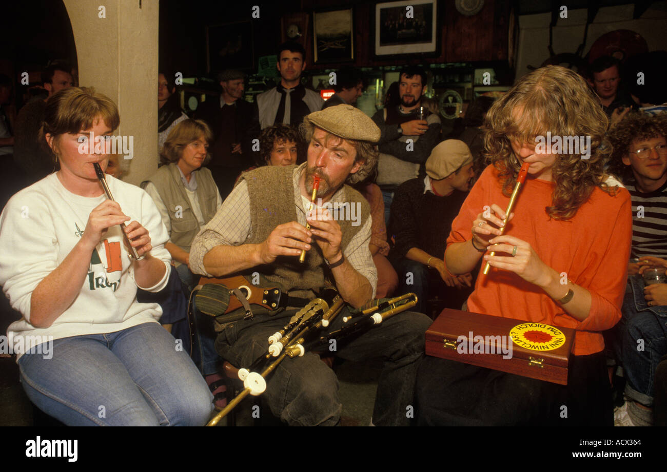 Musique folklorique traditionnelle irlandaise jouée dans un pub. Les musiciens jouent sur Penny Whistles. Ballyporeen, comté de Tipperary, Irlande 1981 1980s Eire Banque D'Images