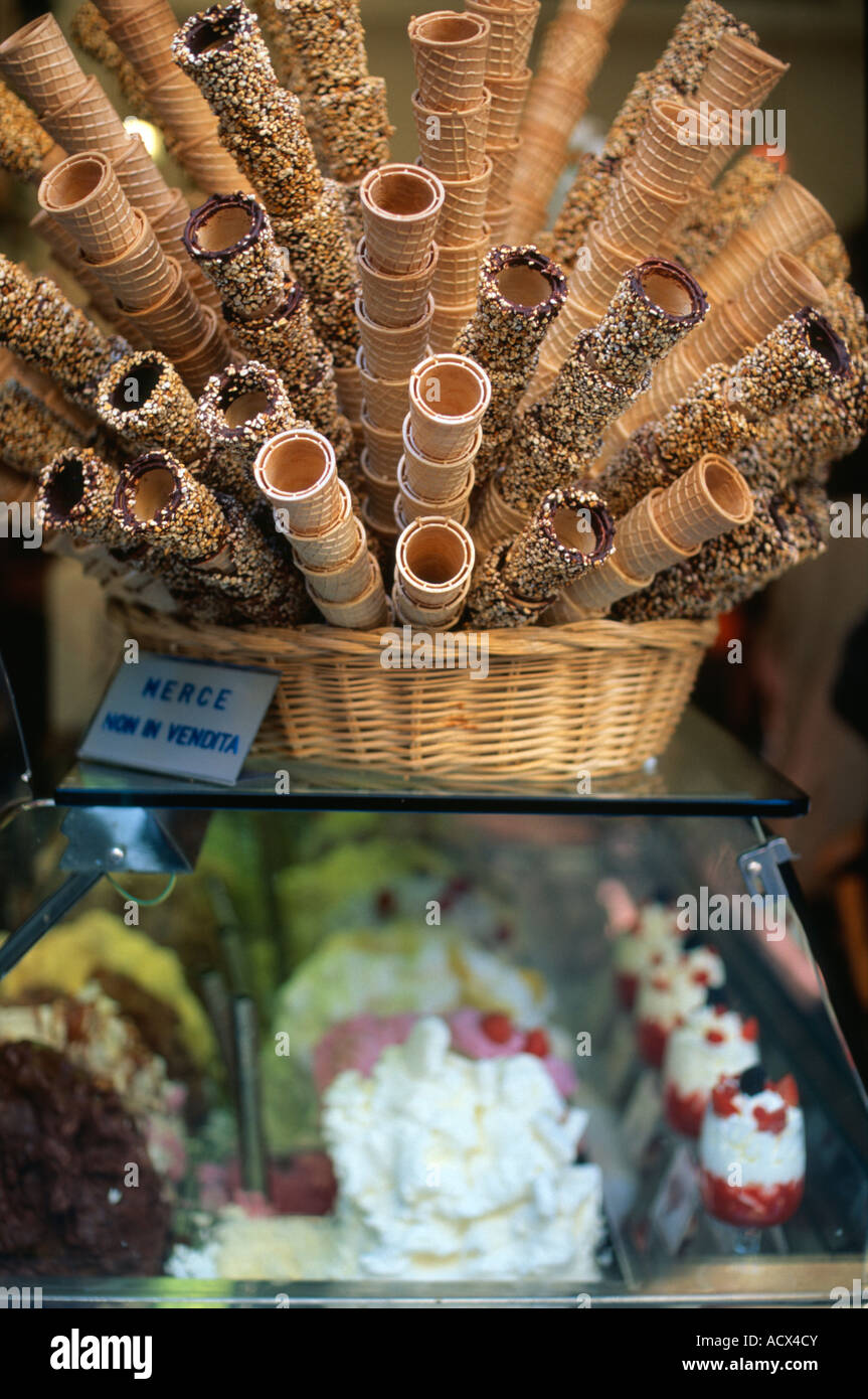 Ice cream cones dans la fenêtre d'une boutique Gelato à Florence Toscane Italie Banque D'Images