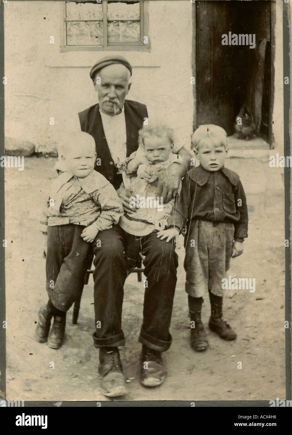 Cabinet photo de père et d'enfants vers 1880 Banque D'Images