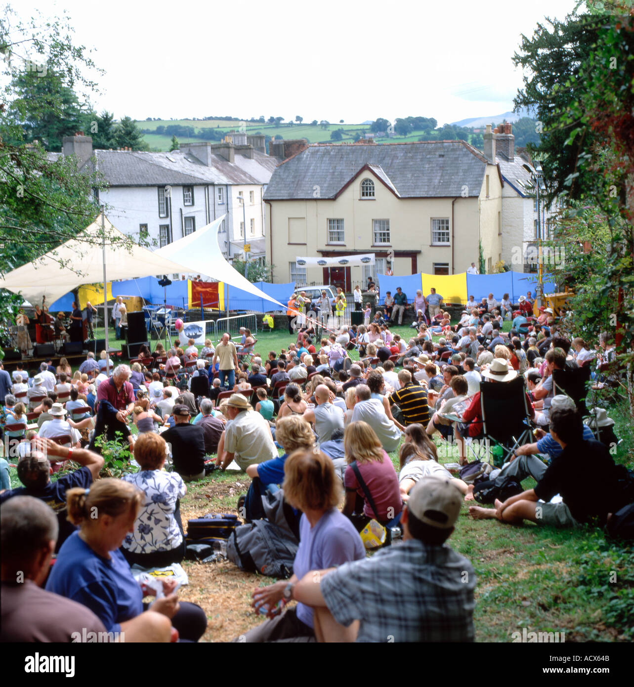 Une foule de gens assis sur l'herbe à écouter de la musique au Festival de jazz annuel de Brecon, Wales UK KATHY DEWITT Banque D'Images