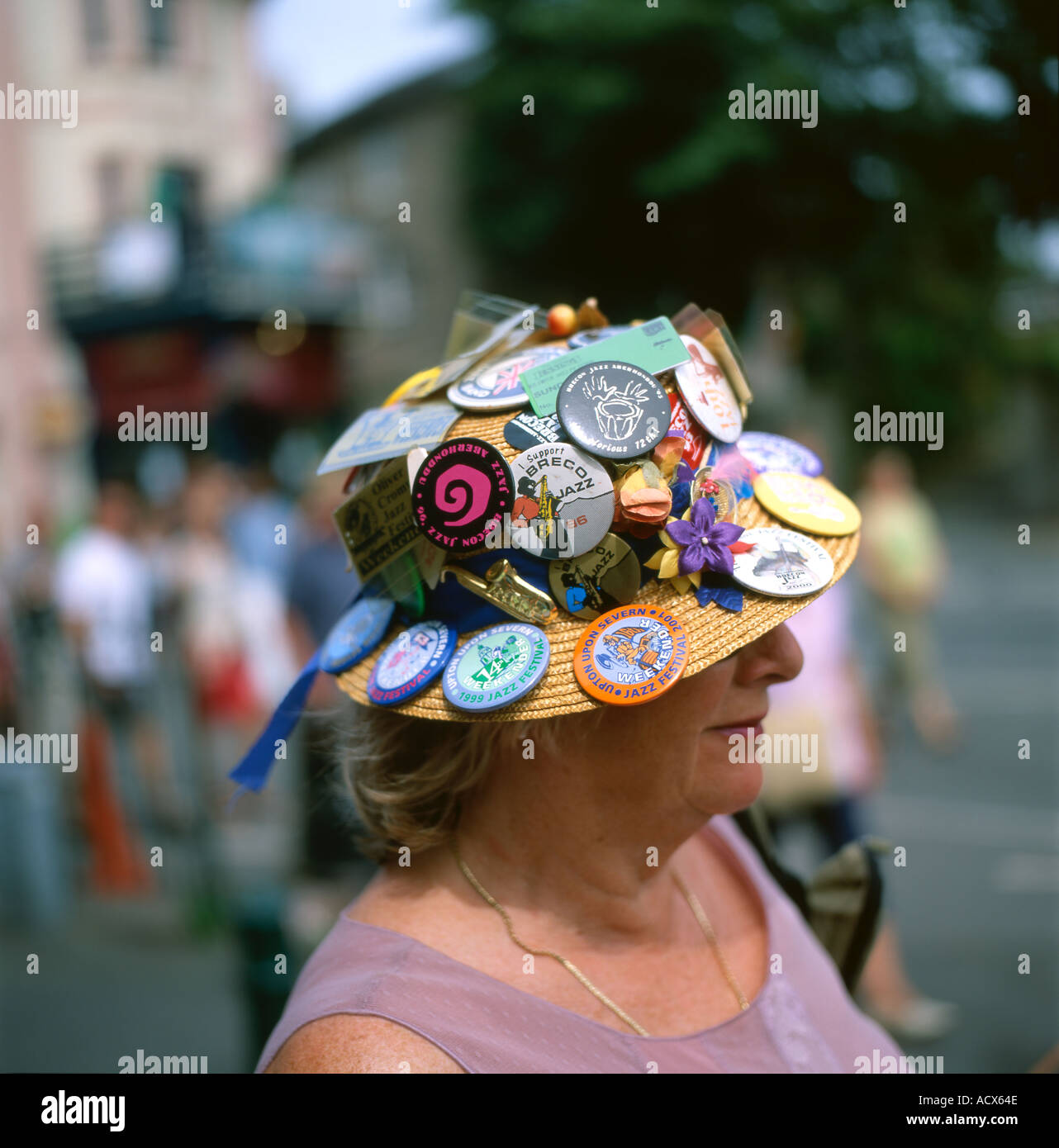 Une femme à l'Brecon Jazz Festival portant un chapeau de paille couverts à Brecon au Pays de Galles badges Jazz UK KATHY DEWITT Banque D'Images