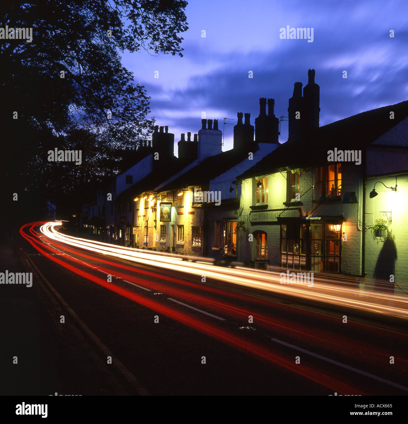 Les sentiers à travers la circulation de nuit Village Prestbury Prestbury près de Macclesfield Cheshire England UK Banque D'Images