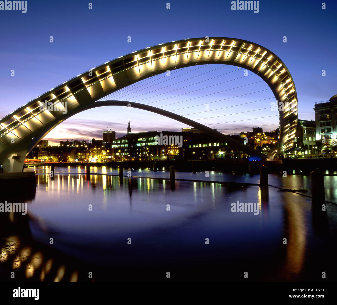 Le London Eye Bridge en position relevée la nuit Newcastle upon Tyne Tyne et Wear, Angleterre Royaume-uni Banque D'Images