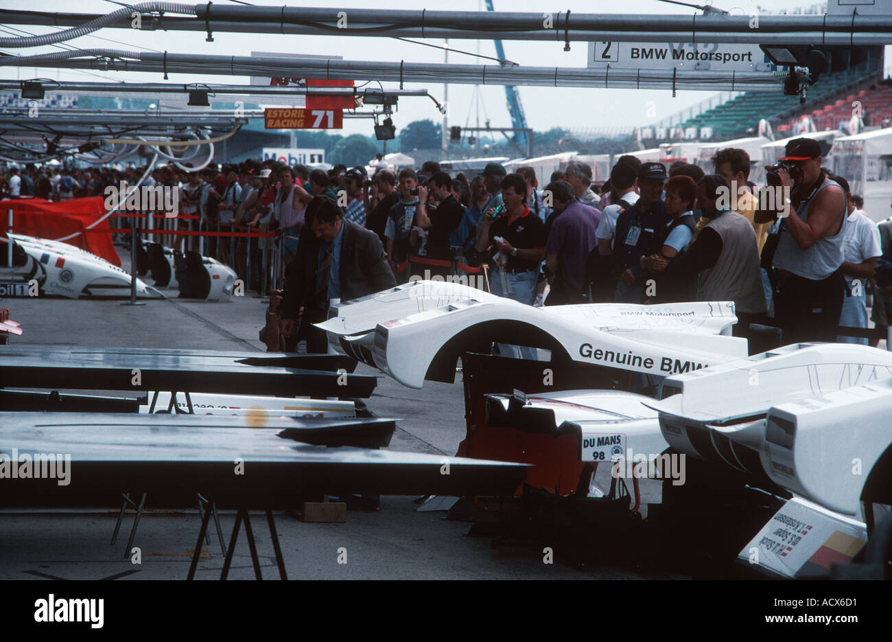 Fosses BMW avant la course avec les spectateurs aux 24 Heures du Mans 1999 bloqué Soper Kristensen location Banque D'Images