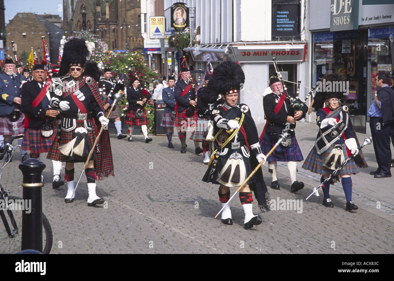Le centre-ville de Dumfries Massed Pipes and Drums canadiens défileront avec Robert Burns statue derrière Banque D'Images
