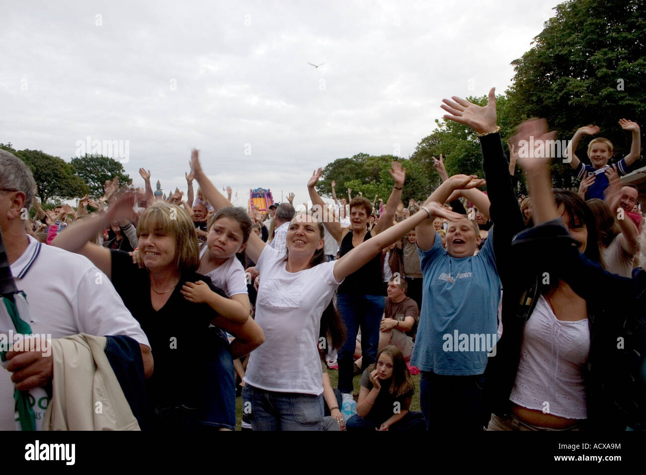 La foule applaudisse au concert folklorique Worthing West Sussex Royaume-Uni. Photo par Nikki Attree Banque D'Images