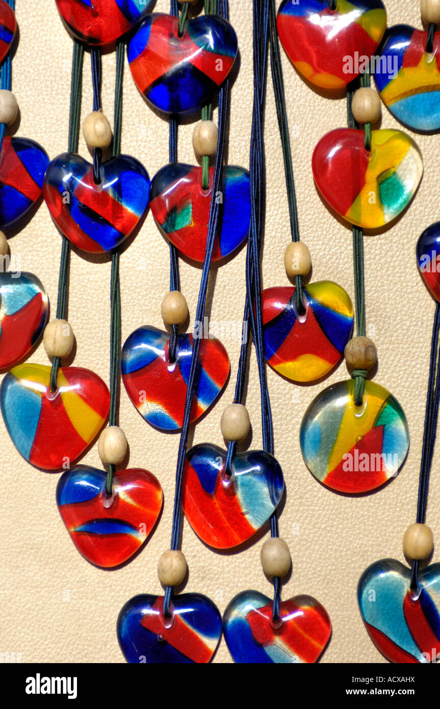 Colliers avec verre coloré Arts artisanat et souvenirs d'amulettes Banque D'Images