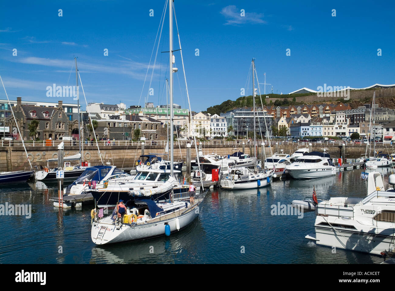 dh Albert Harbour ST HELIER JERSEY Yachts arrivée St Helier Marina Channel îles voile île royaume-uni Banque D'Images