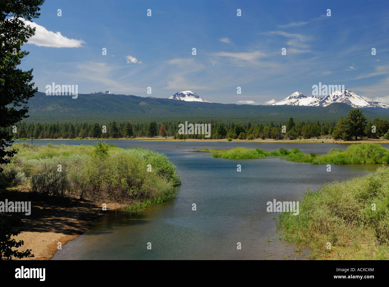 Tumalo réservoir avec trois Sœurs Montagne Banque D'Images