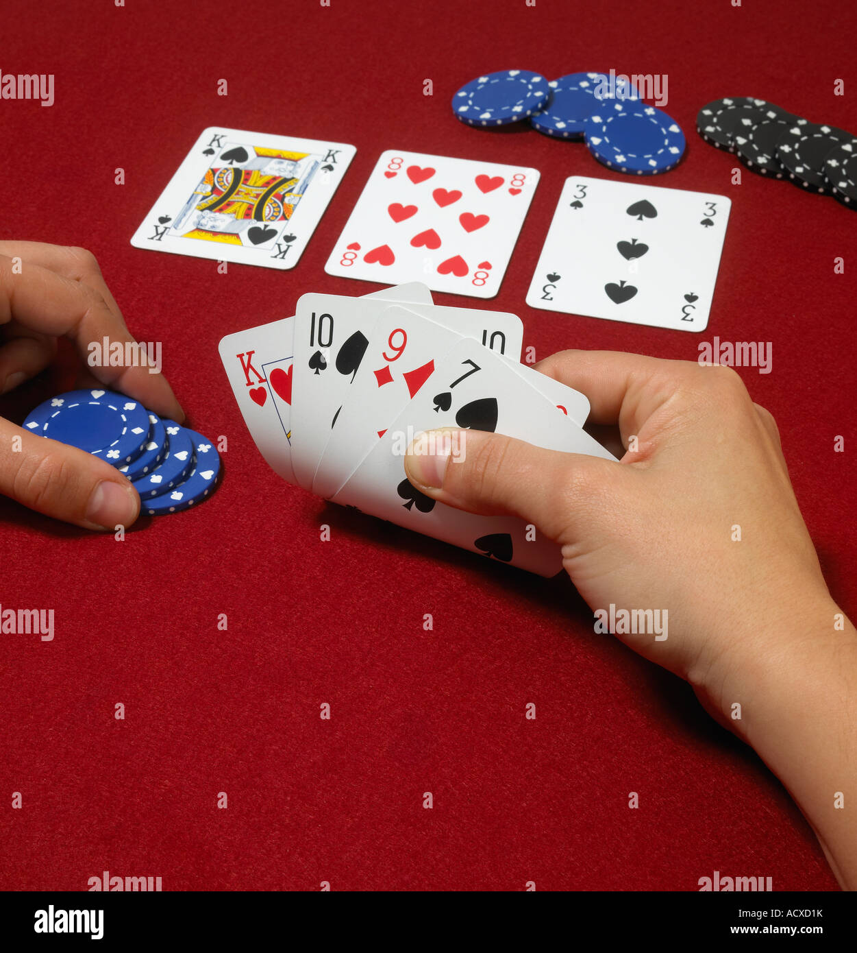 Main de poker avec les joueurs mains contre rouge Banque D'Images