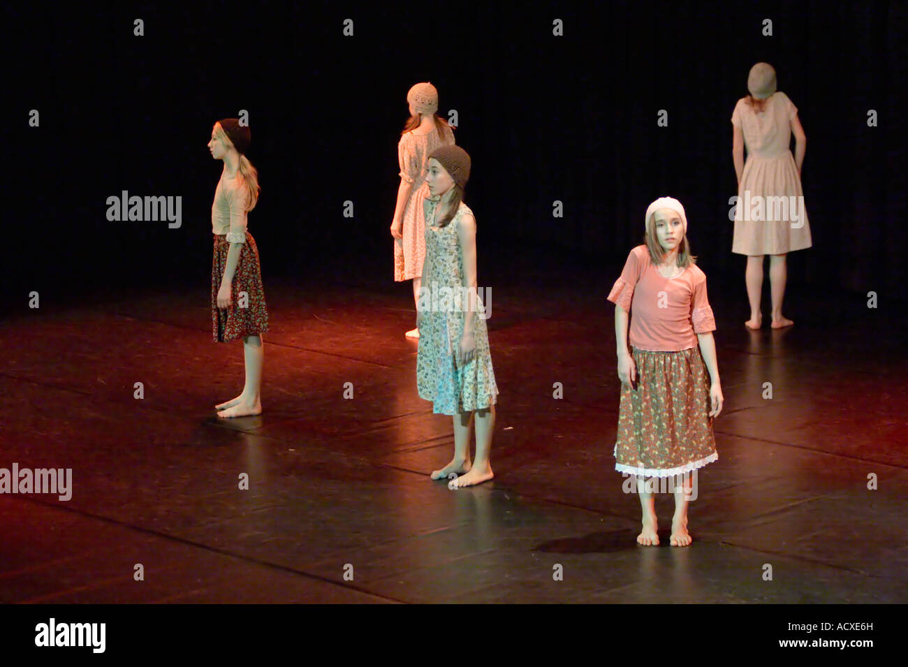 Cinq danseurs effectuant à Helsinki dance performance instituts, Helsinki, Finlande, l'Union européenne. Banque D'Images