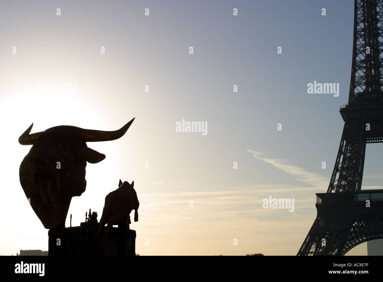 Silhouette de la statue "Taureau et Daim' - 'Bull et Deer' - par Paul Jouve et 'Chevaux et Chien' - 'Les chevaux et chien' - Paris Banque D'Images