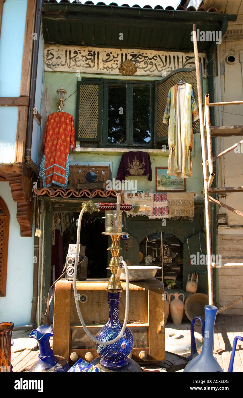 Traditionnelle maison historique de Bursa , maintenant antique shop avec de l'eau tuyau derrière , Turquie Banque D'Images