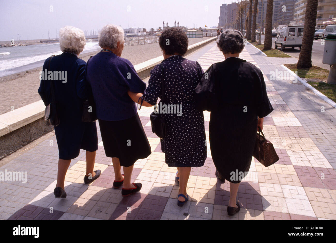 Dames âgées sur une promenade à la plage de Fuengirola sur la costa del sol en Andalousie en Espagne dans l'Europe. Scène de rue style de vie voyage à pied Banque D'Images