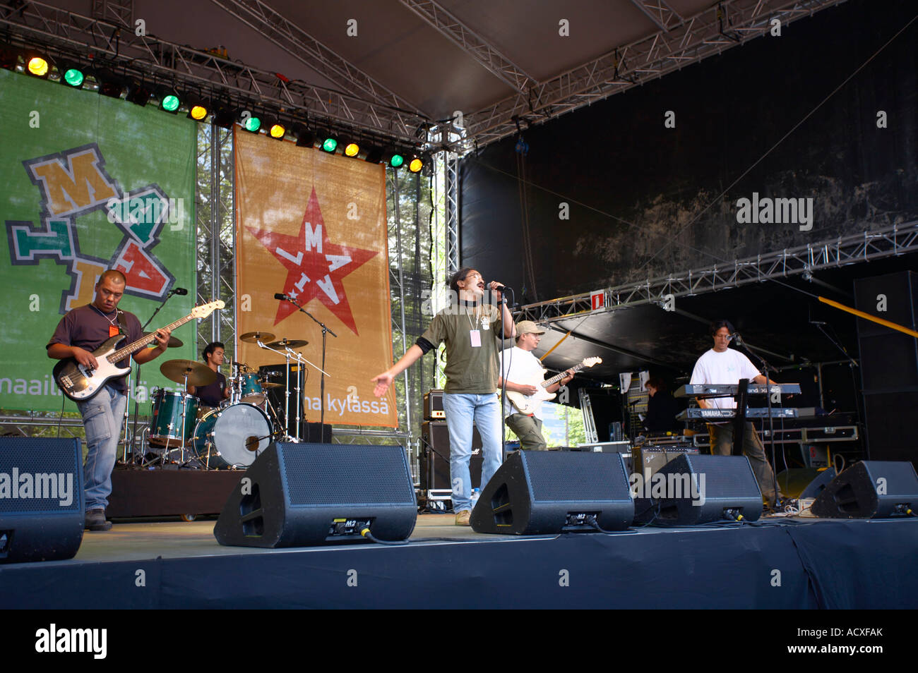 Un groupe jouant sur une scène à World Village Festival à Kaisaniemi, Helsinki, Finlande, l'UE Banque D'Images