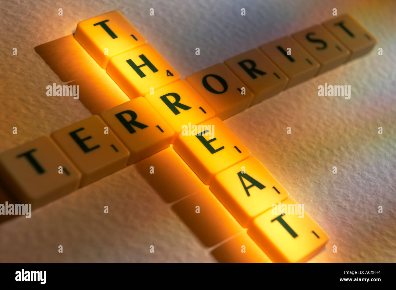 Jeu de société SCRABBLE LETTRES FORMANT LES MOTS MENACE TERRORISTE Banque D'Images