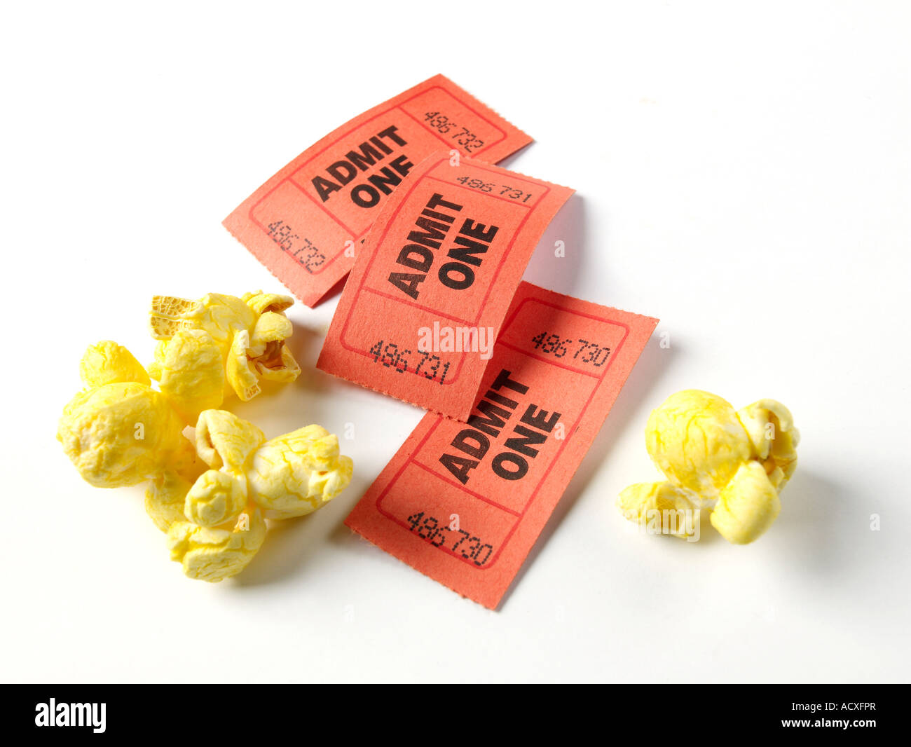 Popcorn et billets Banque D'Images