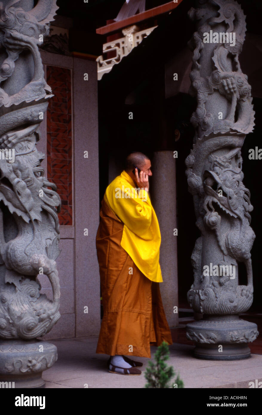 Le moine bouddhiste parle sur téléphone cellulaire à l'extérieur de JIN Ji Ting temple à Xiamen Chine Banque D'Images