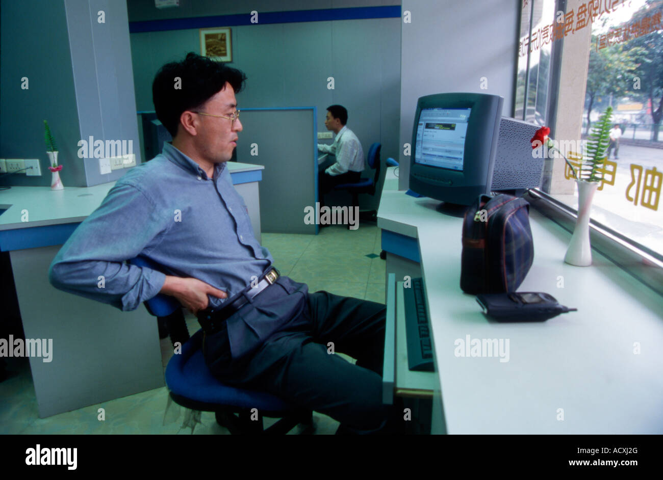 L'homme dans un café internet dans la ville de Xiamen dans la province du Fujian en Chine Banque D'Images