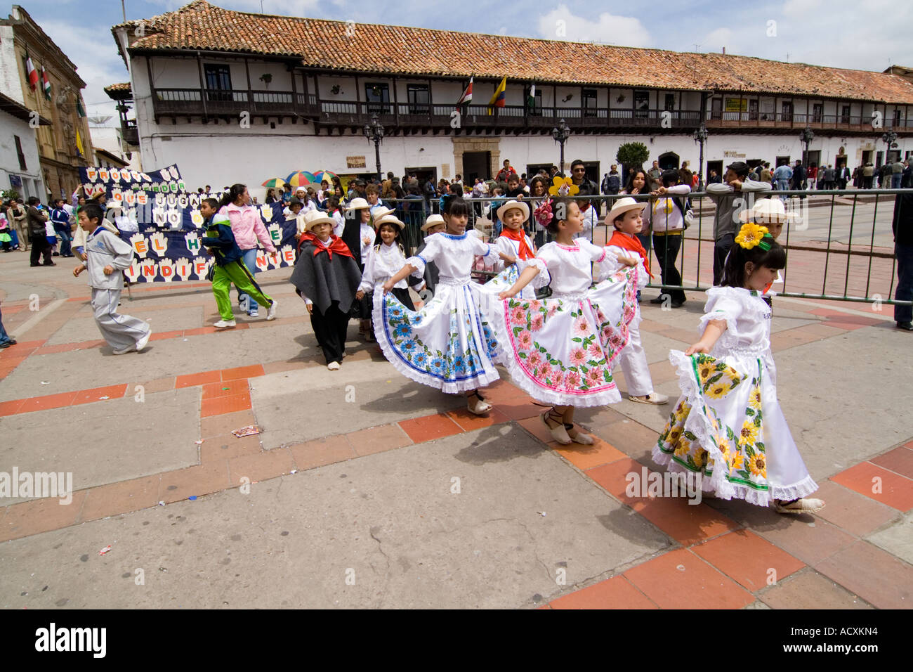 Les enfants comme les danseurs traditionnels cumbia lors d'une mascarade  dans la rue, la Colombie, l'Amérique du Sud Photo Stock - Alamy