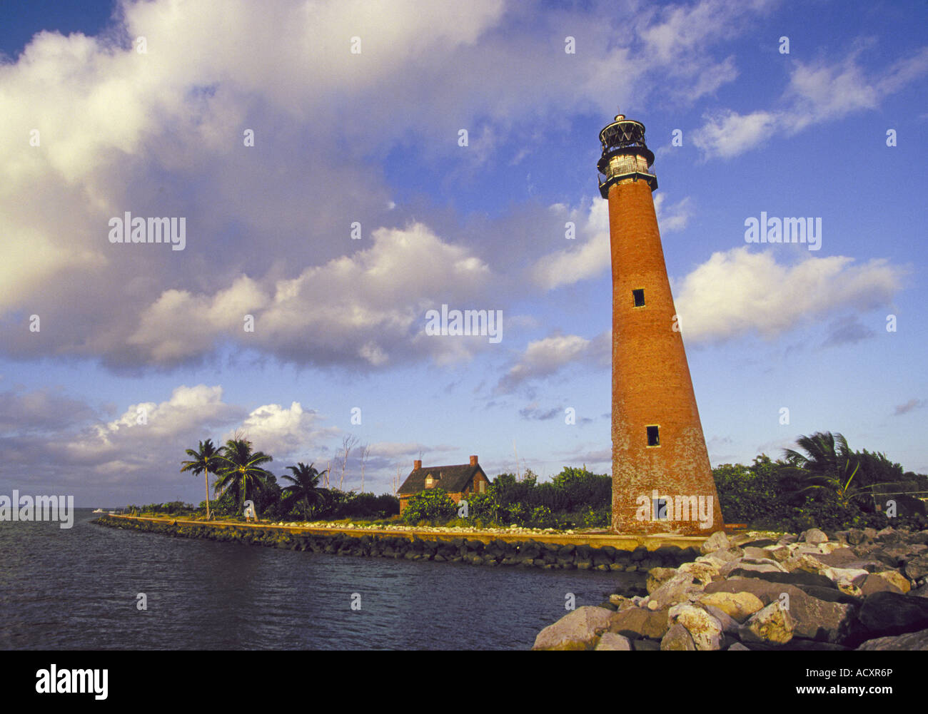 Historique Le phare de Cape Florida construite en 1825 est plus ancien bâtiment de la Floride s'il se tient sur Key Biscayne près de la ville de Miami en Floride. Banque D'Images