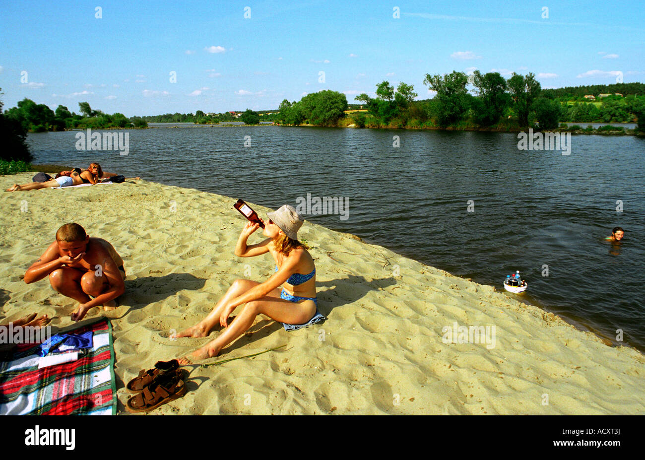 Les gens sur une plage de la rivière Vistule, Pologne Banque D'Images