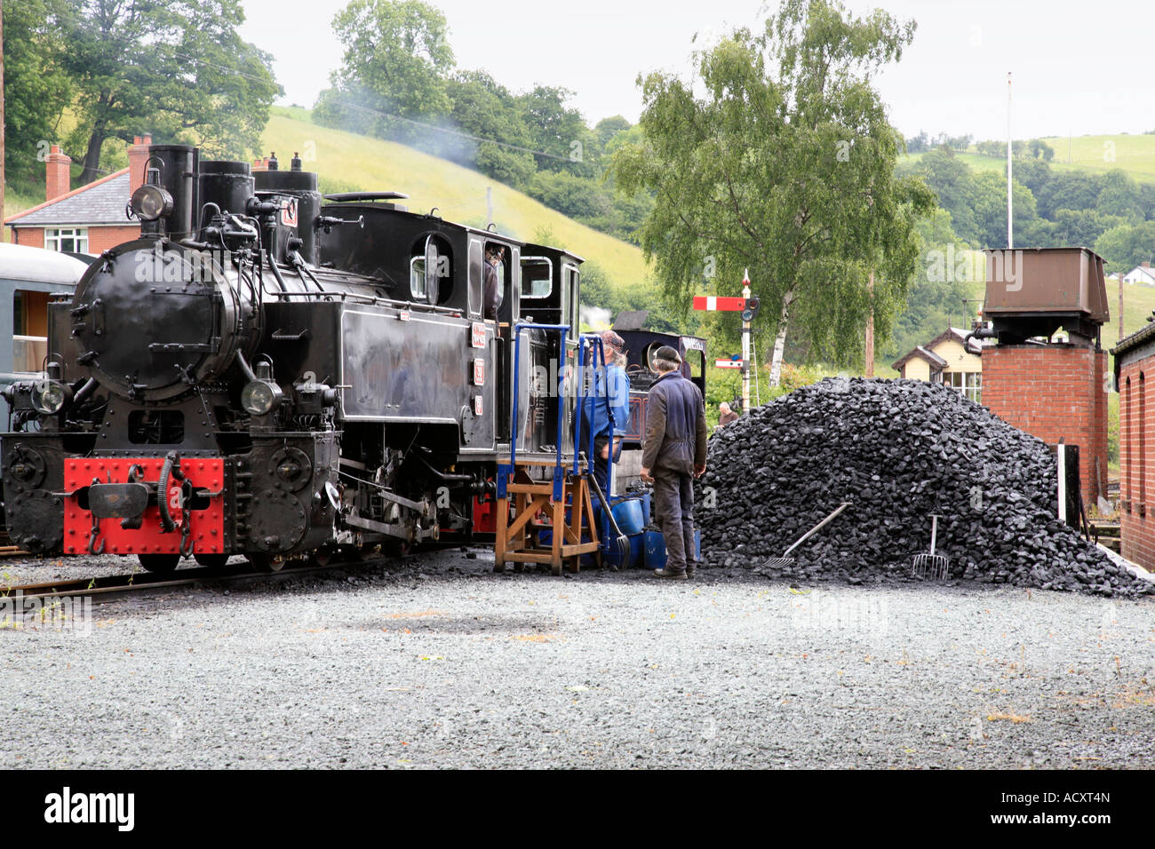 La nouvelle locomotive W L No 19 à Llanfair Cairienion sur la station de Welshpool et Llanfair Light Railway Banque D'Images