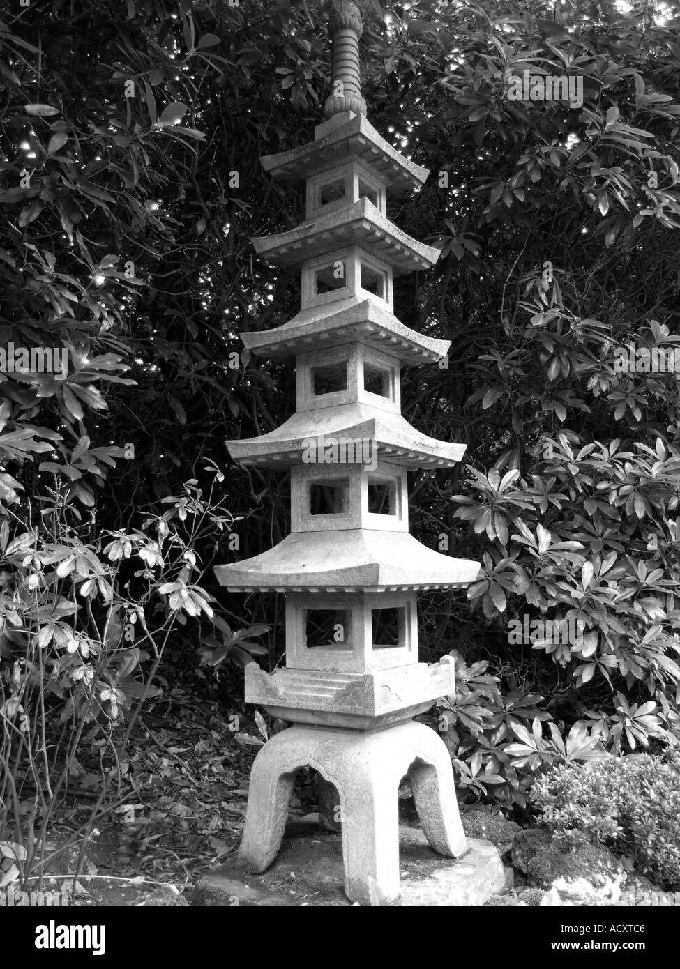 Noir et blanc ornement jardin japonais pergoda Banque D'Images