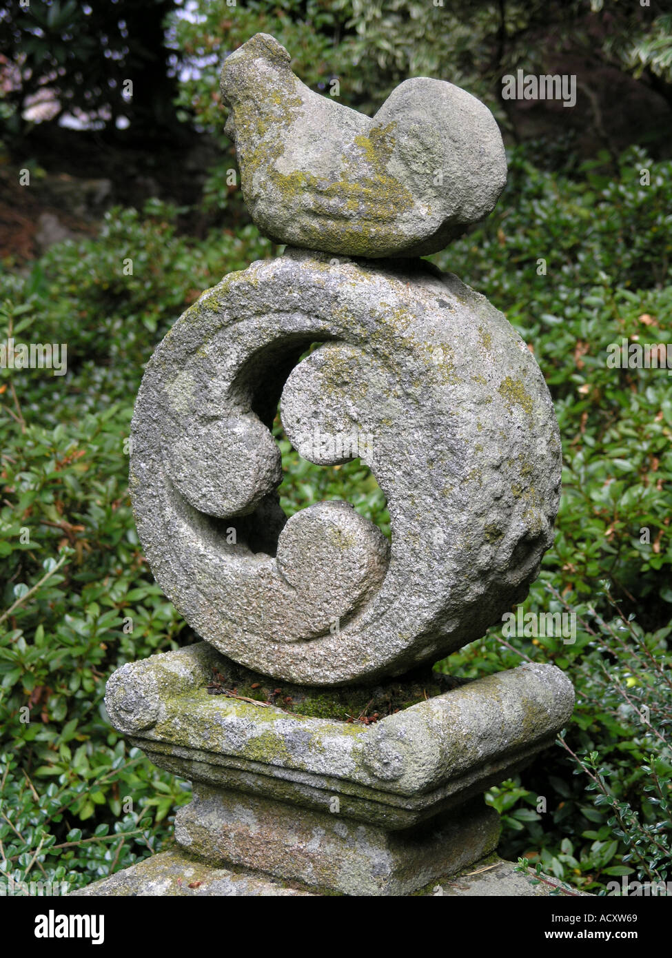 Ying et Yang symbole dans une statue de jardin Banque D'Images