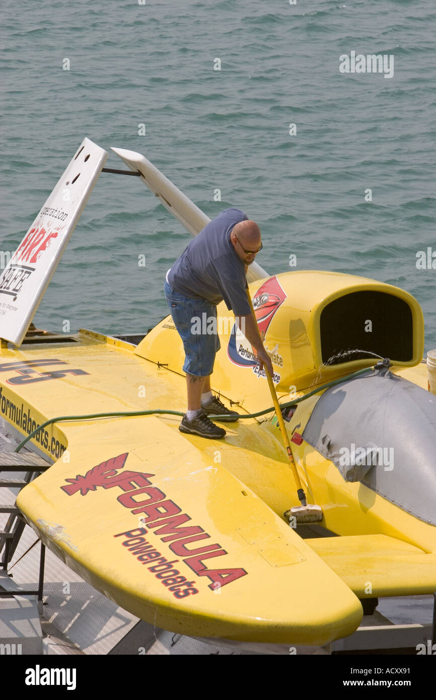 Bateau de l'équipage se lave à Gold Cup courses d'Hydroplane sur la rivière Detroit Banque D'Images