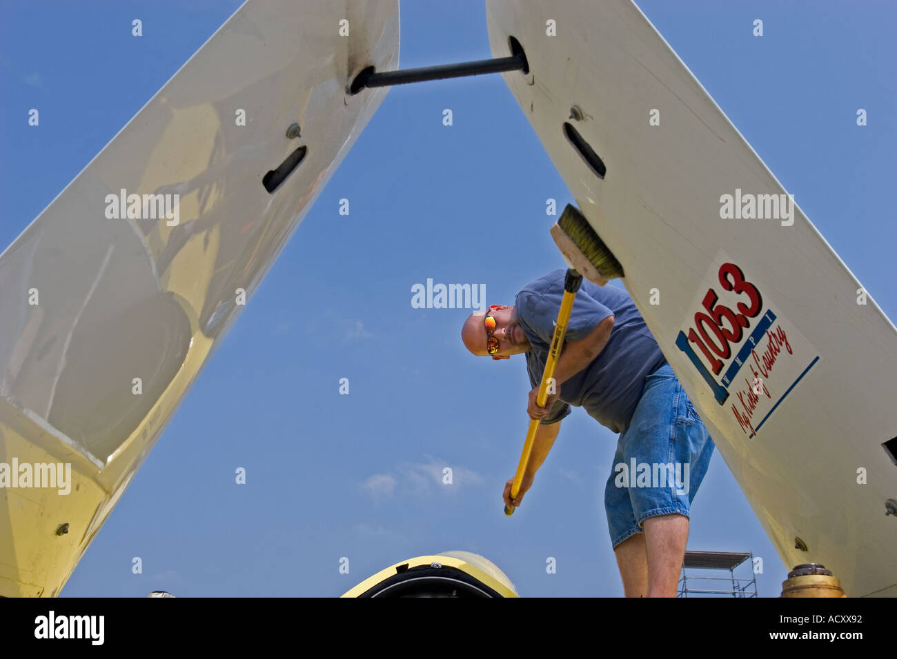 Bateau de l'équipage se lave à Gold Cup courses d'Hydroplane sur la rivière Detroit Banque D'Images