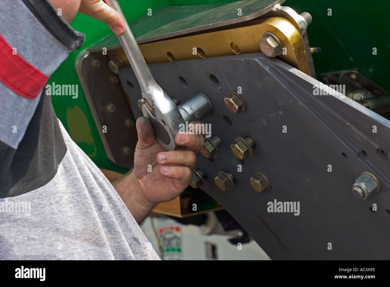 Équipe travaille sur la réparation des bateaux pendant la coupe d'or des courses d'Hydroplane sur la rivière Detroit Banque D'Images