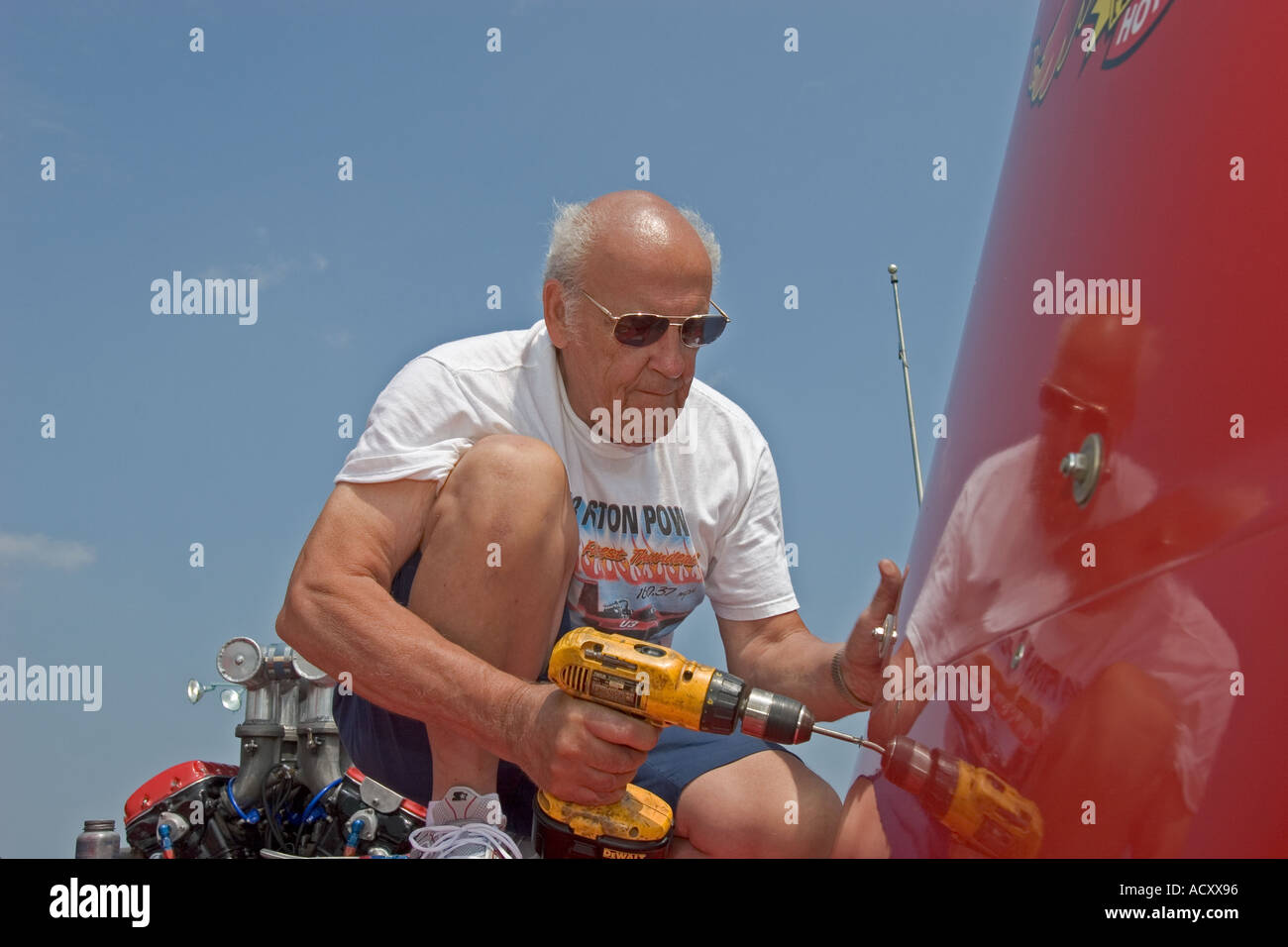 Équipe travaille sur la réparation des bateaux pendant la coupe d'or des courses d'Hydroplane sur la rivière Detroit Banque D'Images