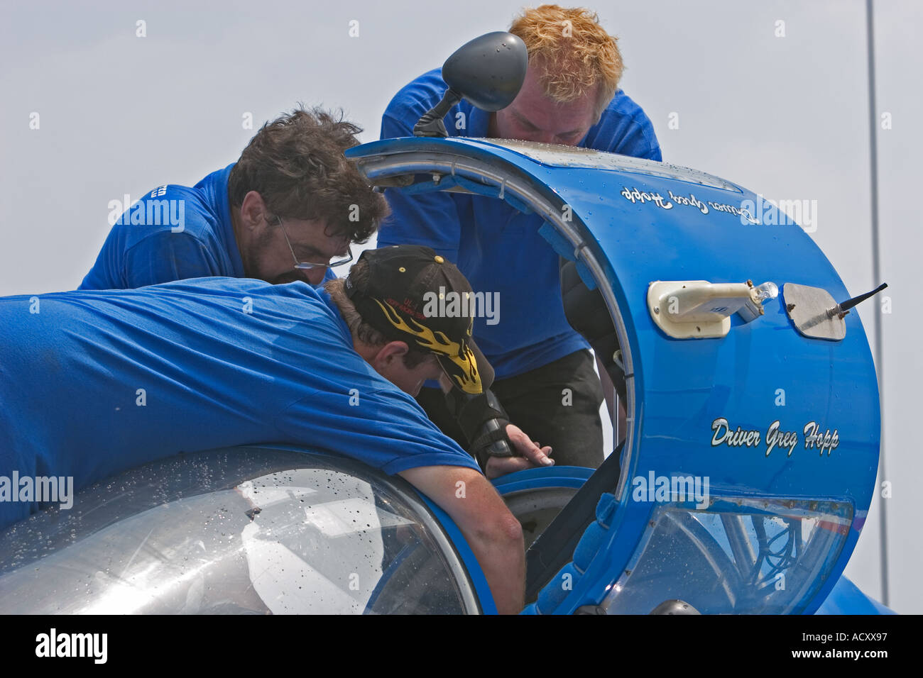 Équipe travaille sur la réparation des bateaux pendant la coupe d'or des courses d'Hydroplane sur la rivière Detroit Banque D'Images