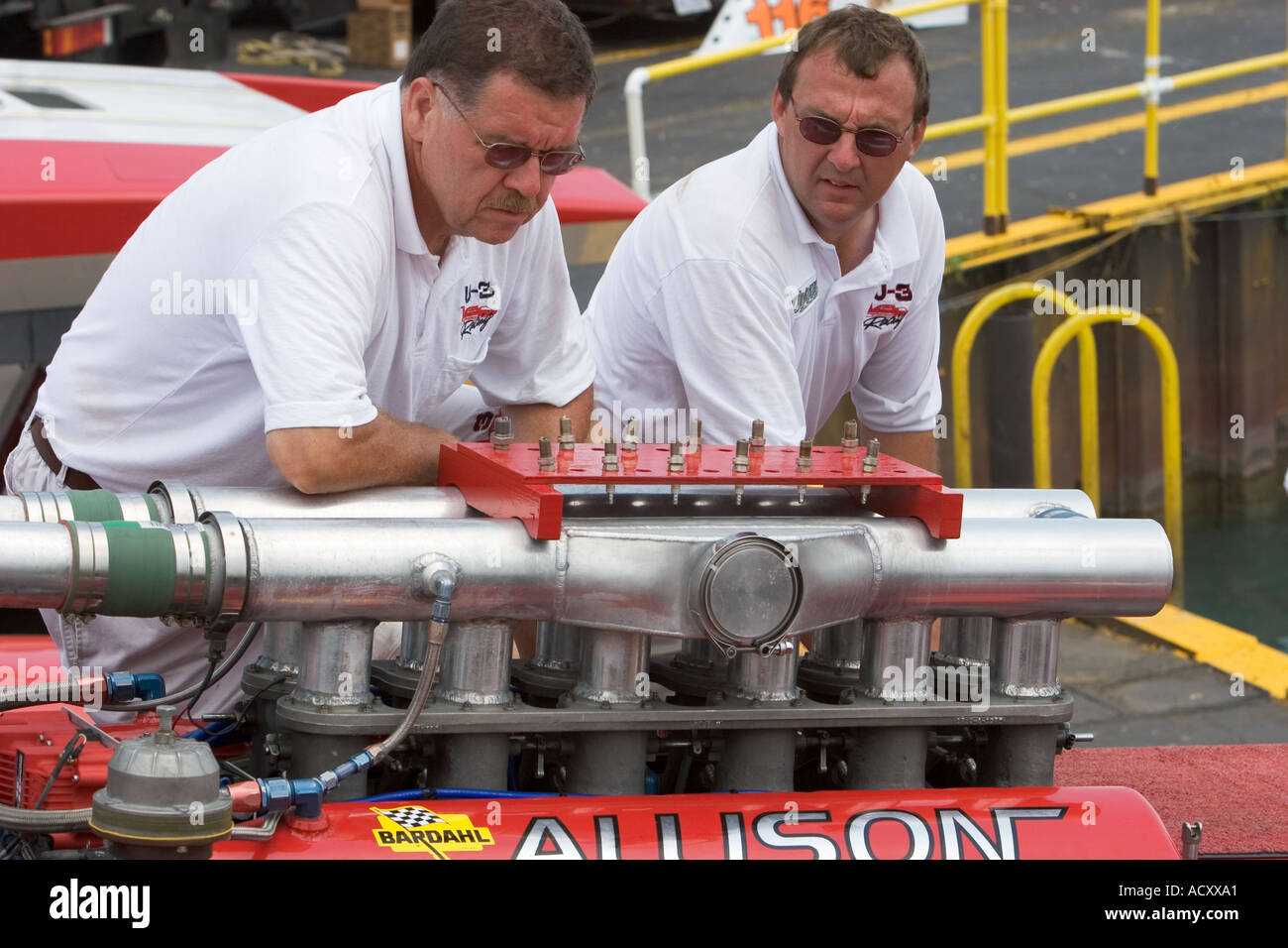 Équipe travaille sur la réparation des bateaux pendant la coupe d'or des courses d'Hydroplane sur la rivière Detroit Banque D'Images