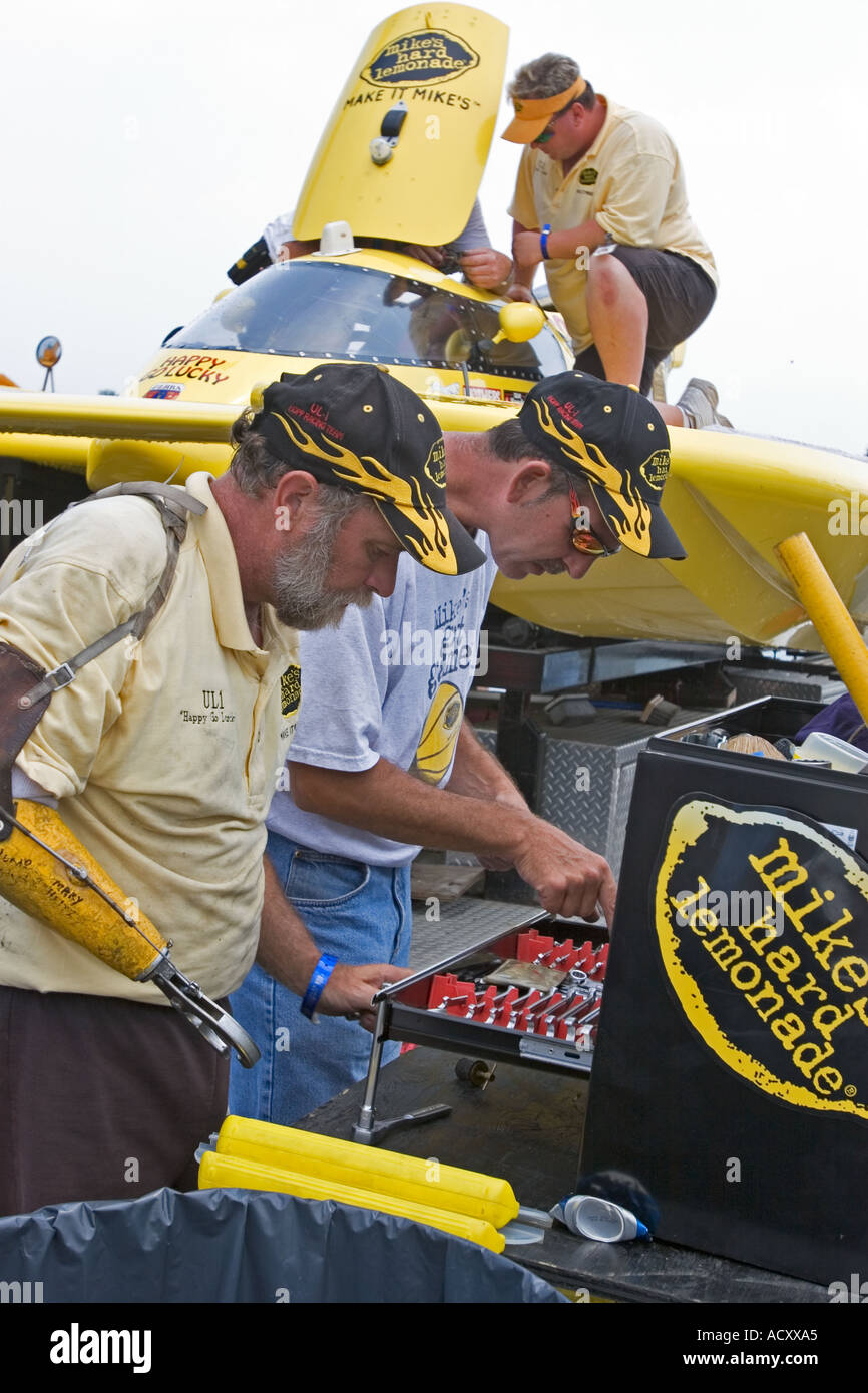 Équipe travaille sur la réparation des bateaux pendant la coupe d'or des courses d'Hydroplane sur la rivière Detroit Banque D'Images