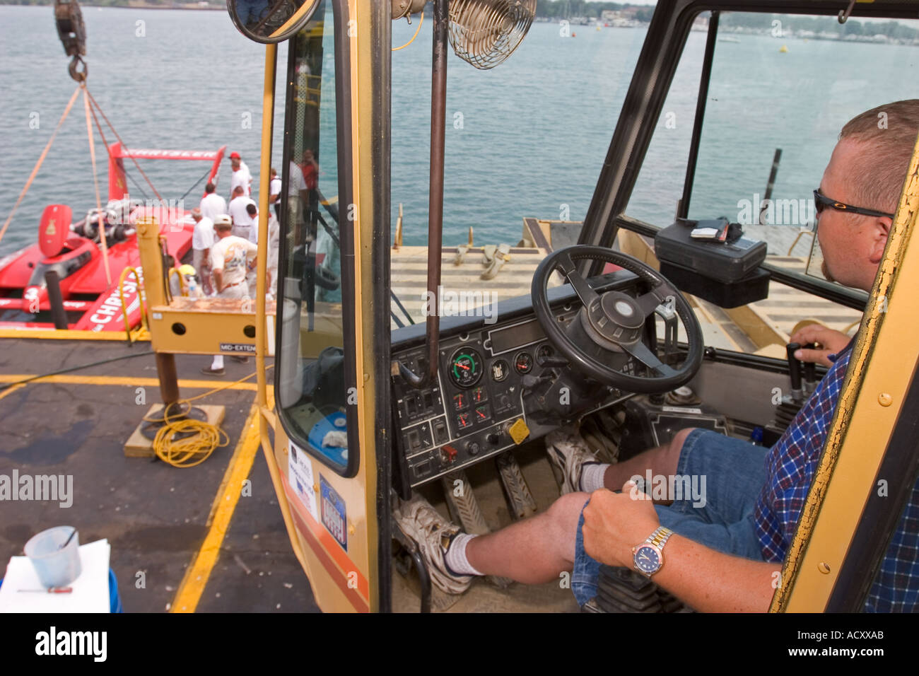 Grutier Ascenseurs Voile Hors de l'eau pendant les courses d'Hydroplane Gold Cup sur la rivière Detroit Banque D'Images