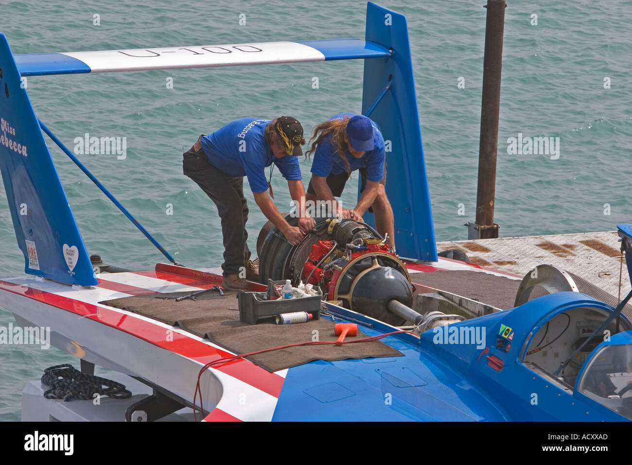 Équipe travaille sur la réparation des bateaux pendant la coupe d'or des courses d'Hydroplane sur la rivière Detroit Banque D'Images