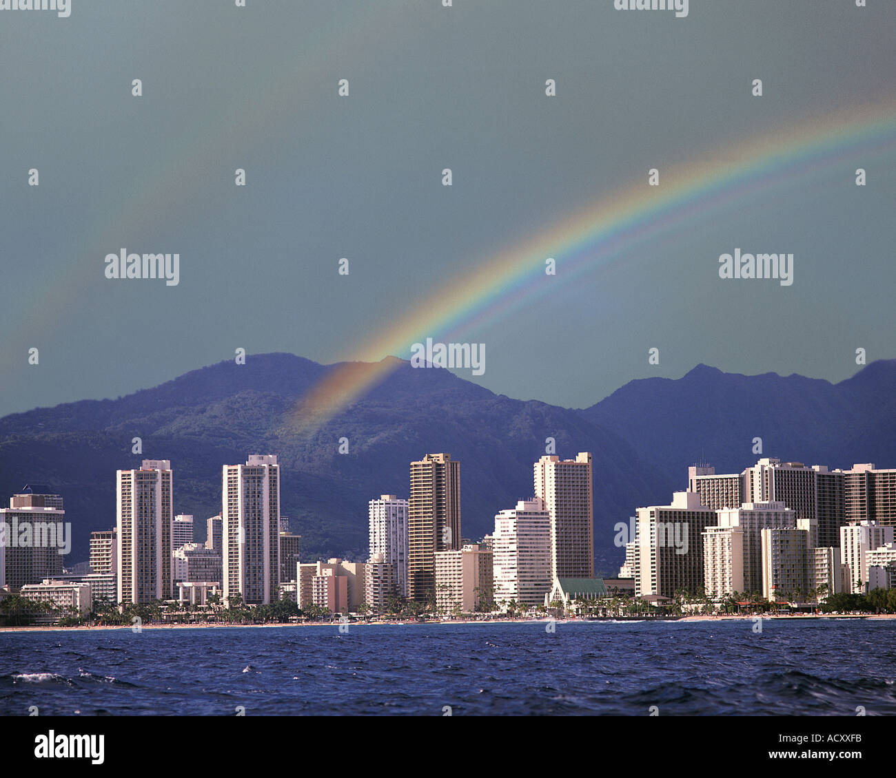 USA - HAWAÏ : Arc-en-ciel sur la plage de Waikiki sur Oahu Banque D'Images