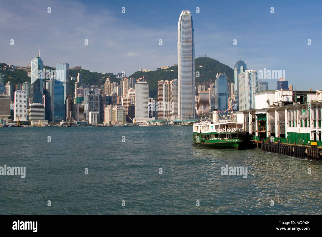 Star Ferry Pier et Hong Kong Skyline Banque D'Images