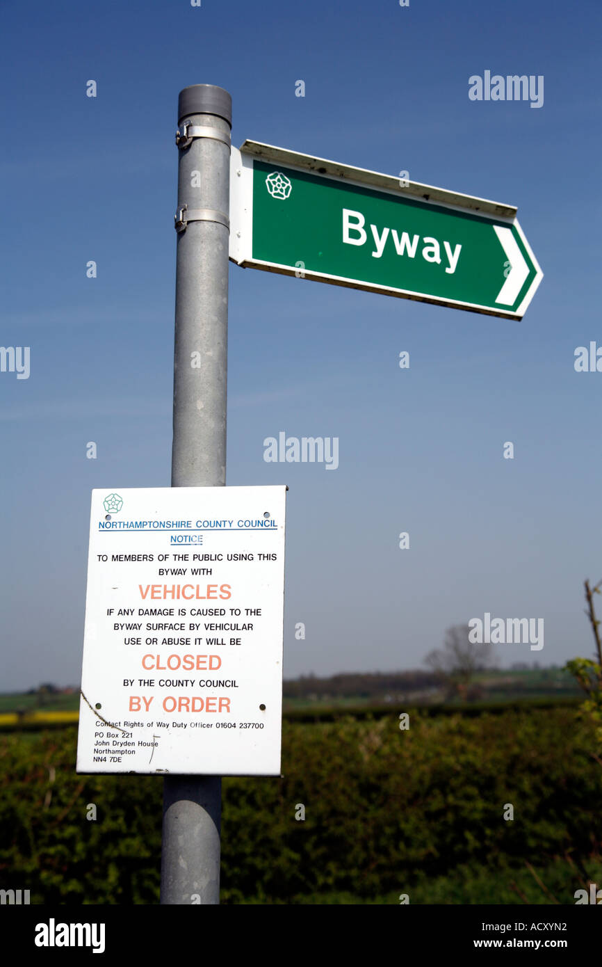 Signe de l'emprise dans le Northamptonshire, Angleterre pointant le long d'un sentier, près récolte sur sign Banque D'Images