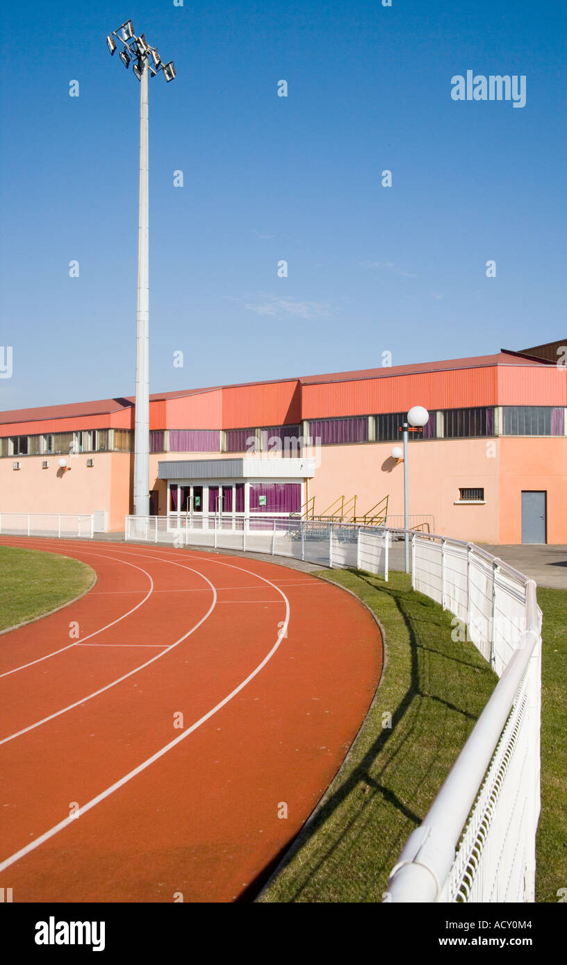 Piste d'athlétisme avec 4 voies dans une école à Roissy en France Banque D'Images
